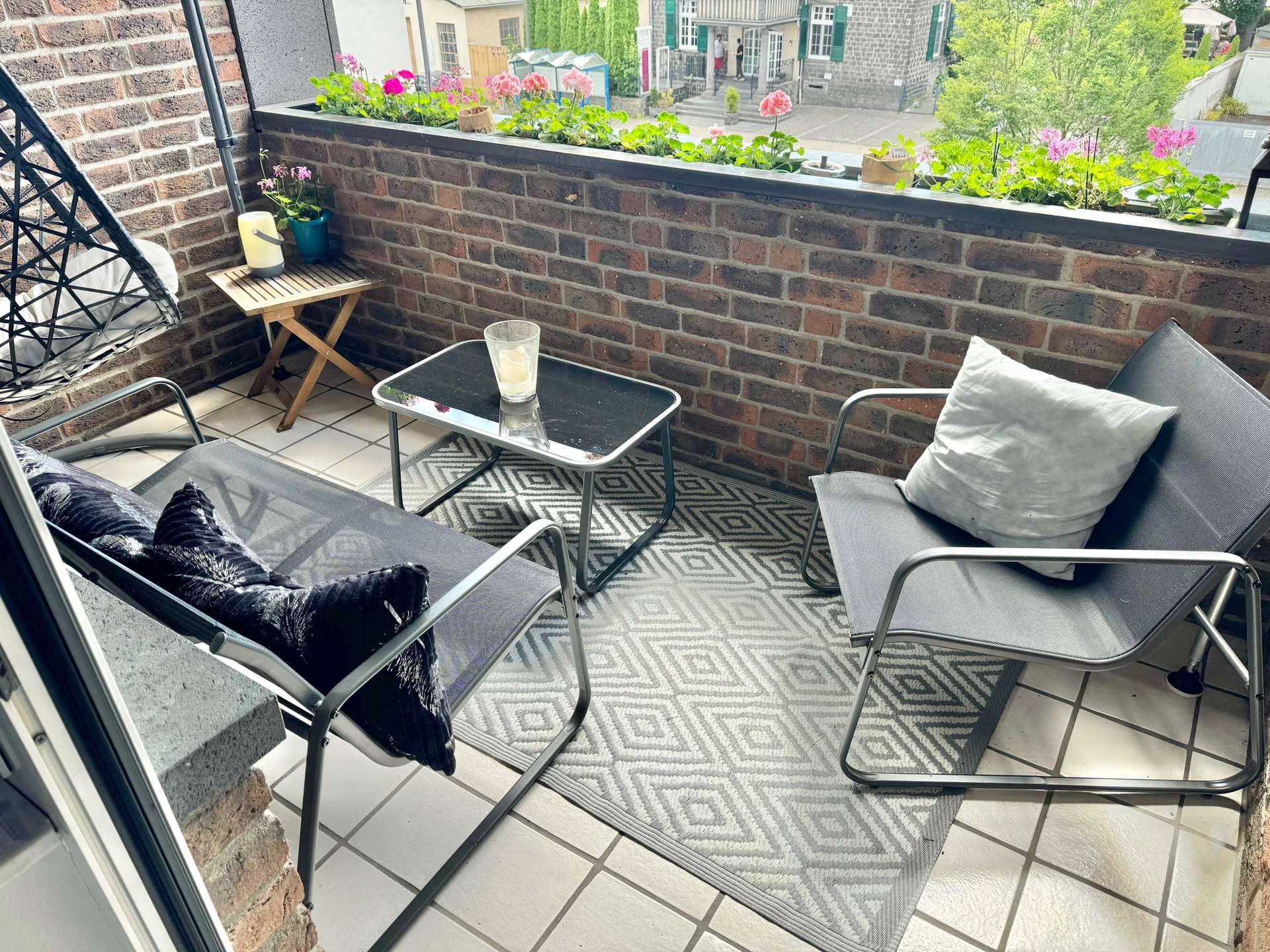 2 Etagen, 2 PKW-Stellpl&auml;tze, 2 B&auml;der, Loggia